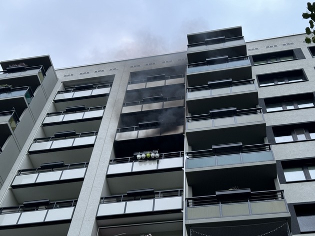 FW Dresden: Wohnungsbrand in einem Wohnhochhaus