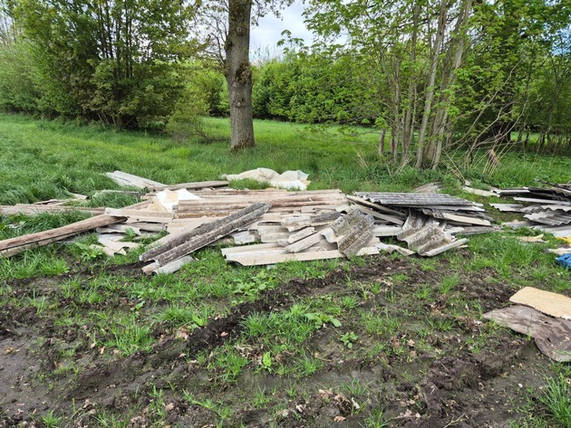 POL-NMS: 20260512-4-PDNMS-Padenstedt: Wer entsorgte den Müll in der Feldmark?