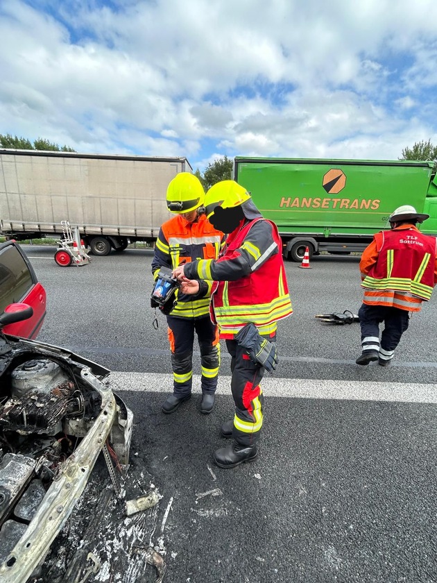 FW-ROW: Brennender PKW auf Standstreifen