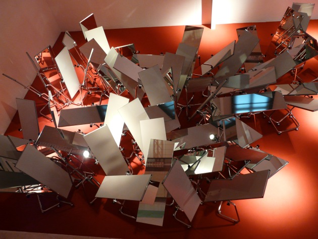 migros museum für gegenwartskunst präsentiert vom 6. März bis 30. Mai 2010: 

While Bodies Get Mirrored - An Exhibition about Movement, Formalism and Space