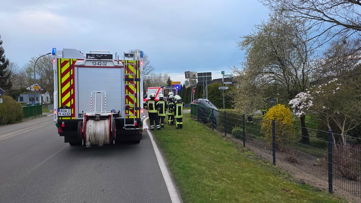 FW-ROW: PKW durchbricht Br&uuml;ckengel&auml;nder und landet im Kanal