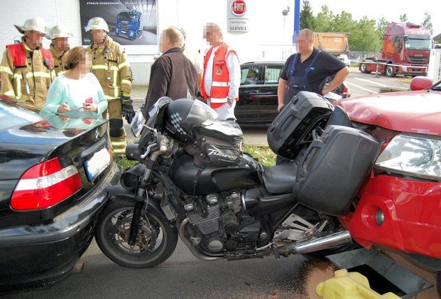 POL-PPWP: Kaiserslautern: Motorrad zwischen Autos eingekeilt