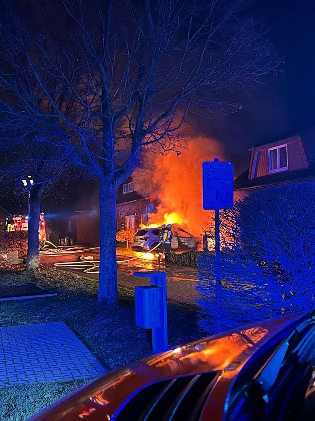 FF Nordkirchen: Pkw-Brand droht auf Gebäude überzugreifen