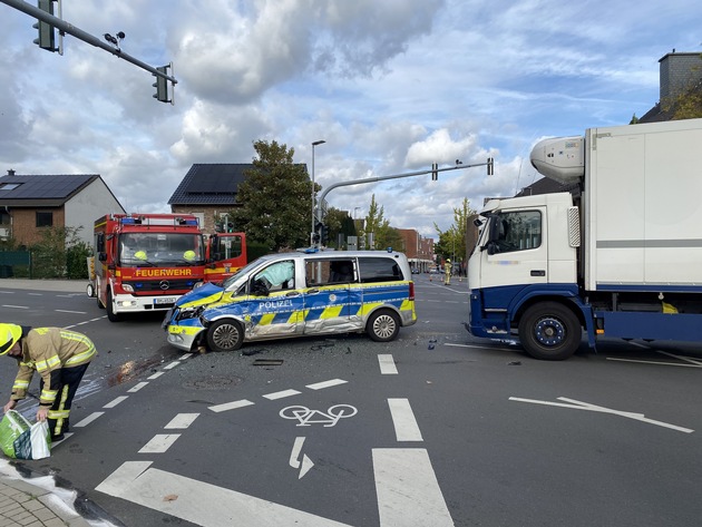 FW Pulheim: Unfall mit Polizeiwagen - zwei Verletzte