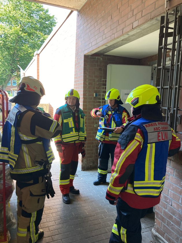 FW-PI: Leergut löst Großeinsatz der Feuerwehr in Wedel aus