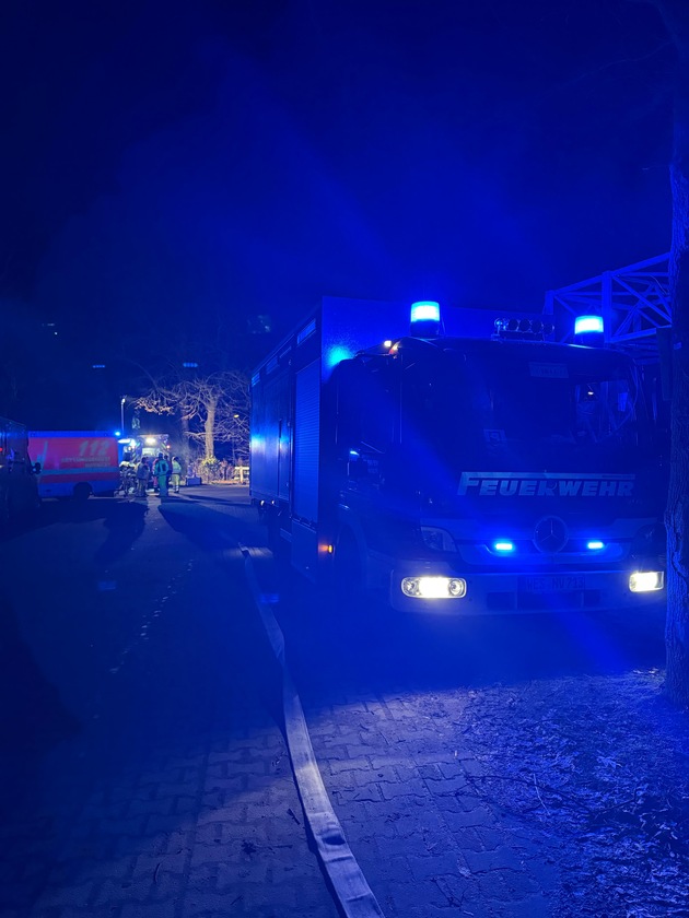 FW Neukirchen-Vluyn: Feuerwehr Neukirchen-Vluyn unterstützt bei Großeinsatz in Krefeld - Gefahr für rund 40 Pferde gebannt