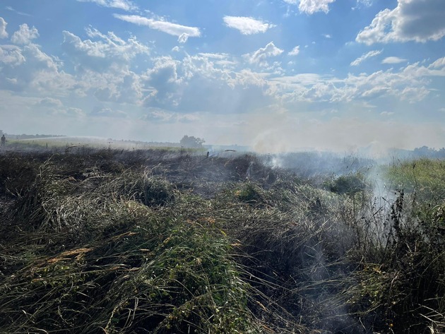 FFW Schiffdorf: Erneuter Flächenbrand sorgt für kräftezerrenden Einsatz: Ca. 5 Hektar landwirtschaftlicher Flächen brennen
