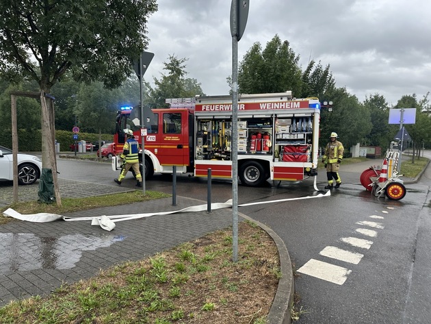 FW Weinheim: Brennender PKW in der Röntgenstraße und ausgelöste Brandmeldeanlage am Vormittag