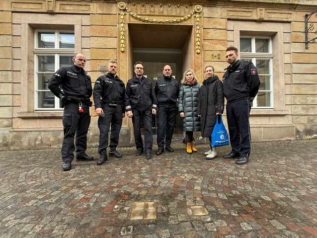 POL-OS: Polizei Osnabrück gedenkt der Opfer des Nationalsozialismus - Reinigung der Stolpersteine