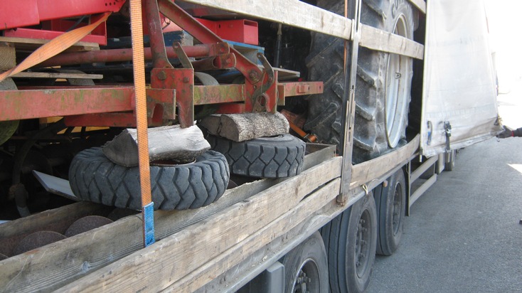 POL-PDNW: Sattelzug mit Traktoren aus Verkehr gezogen