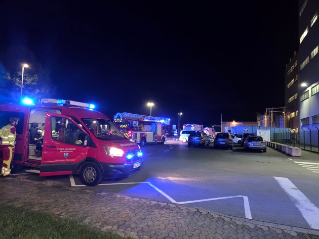 FW-AR: Brand in Chemiebetrieb in Arnsberg-Bruchhausen - Schnelles Eingreifen der Feuerwehr verhindert Ausbreitung