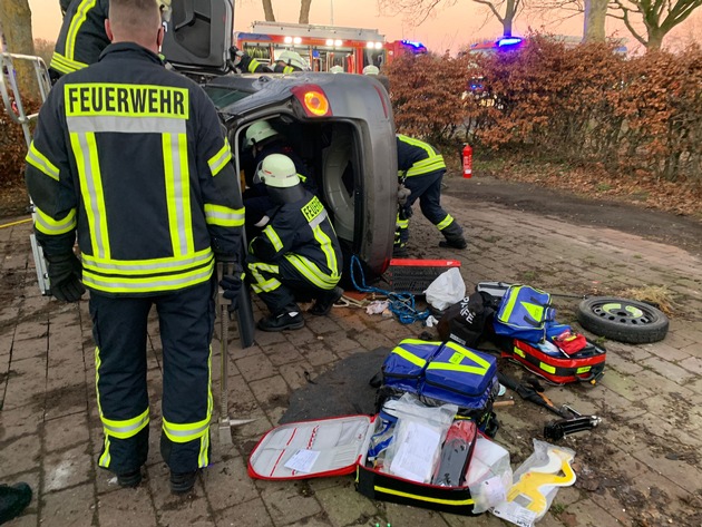 FFW Schiffdorf: 85-Jähriger Loxstedter nach Verkehrsunfall eingeschlossen