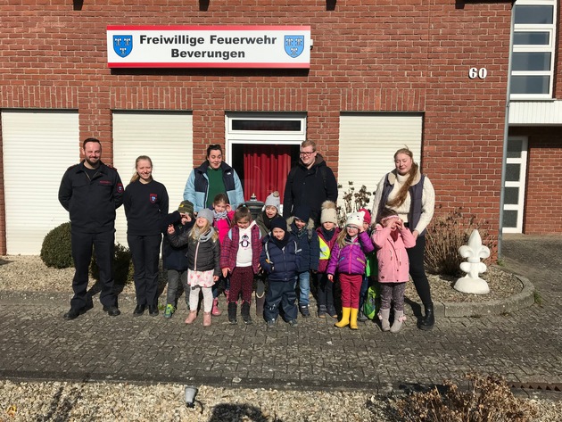 FW Beverungen: Brandschutzerziehung findet erfolgreichen Abschluss / KiTa Pusteblume besucht die Feuerwehr Beverungen
