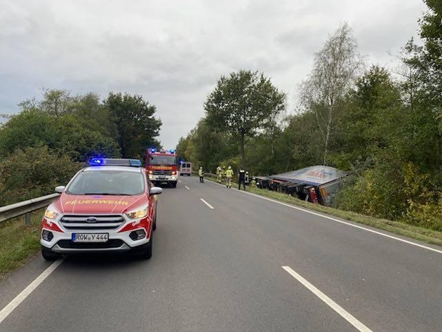 POL-ROW: ++ Sattelzug auf B 75 verunfallt: Stundenlange Vollsperrung ++ Unfallflucht auf Parkplatz in Bremervörde: Polizei sucht Zeugen ++ Kind bei Verkehrsunfall in Rotenburg leicht verletzt ++