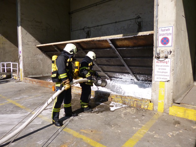 FW-MK: Freiwillige Feuerwehr und AMK-Betriebsfeuerwehr proben den Ernstfall im Müllheizkraftwerk