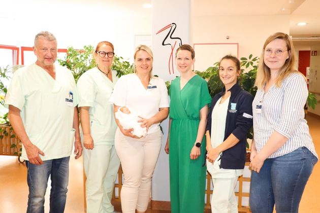 Neonatologie am Klinikum Nürnberg erhält speziell angefertigte Frühchenpuppe für Eltern-Trainings