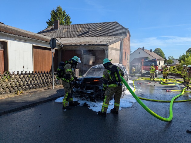 FW-PB: PKW Brand im Ortsteil Buke / Feuerwehr verhindert weitere Ausbreitung