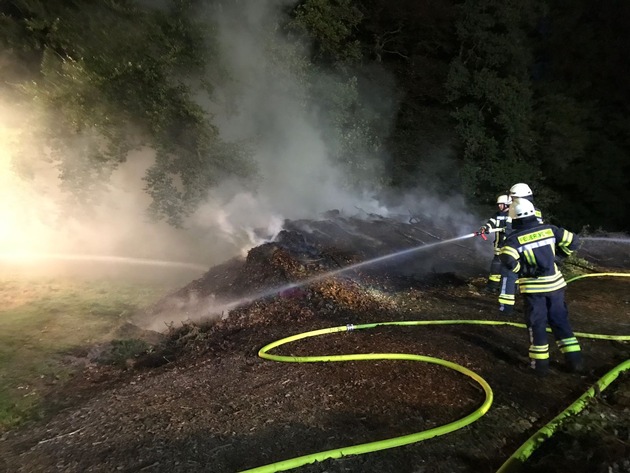 FW-KLE: Meterhohe Flammen: Brand auf dem Gärtnereigelände der Rheinischen Kliniken