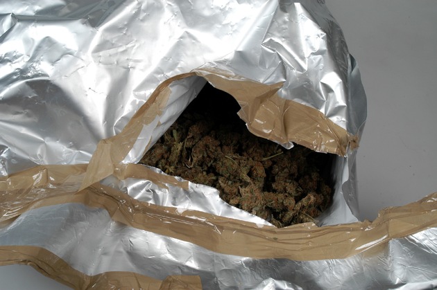 POL-D: Stadtmitte - Gurtmuffel hatten drei Kilo Marihuana an Bord
Fotos als Datei beigefügt