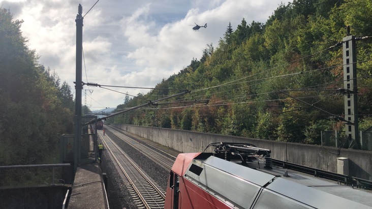 BPOLI-KA: Feuerwehr Stuttgart und Bundespolizei im Freudensteintunnel im Einsatz