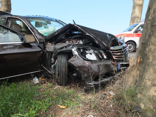 POL-DN: Frontal gegen Baum geprallt - Insassen erleiden Verletzungen