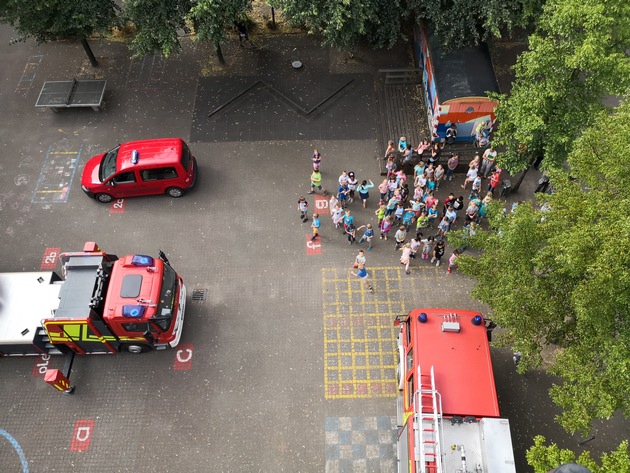 FW-WRN: Martinshorn und Blaulicht bei den Werner Grundschulen an der Horster Straße und der Schulstraße