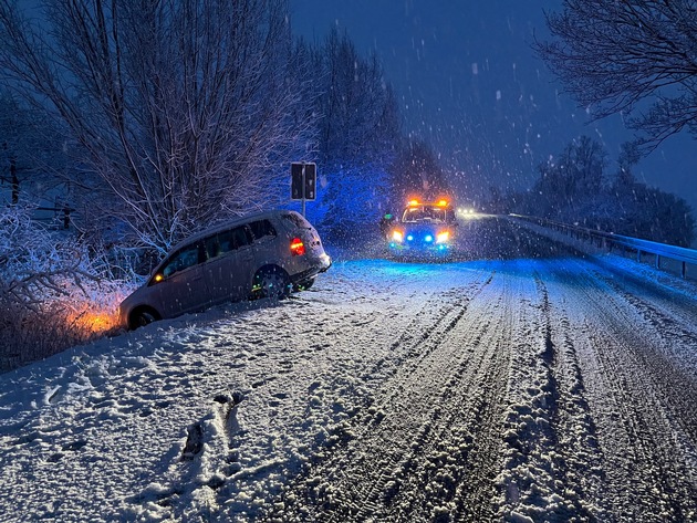 POL-PB: Verkehrsunfälle auf schneeglatten Straßen im Südkreis / Lkw-Fahrer verunglückt beim Schneekehren