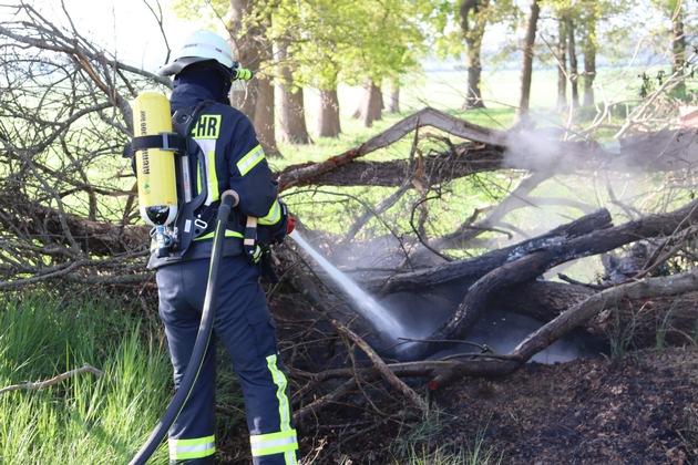 FFW Schiffdorf: Feuerwehr wird zu Brandnachschau alarmiert
