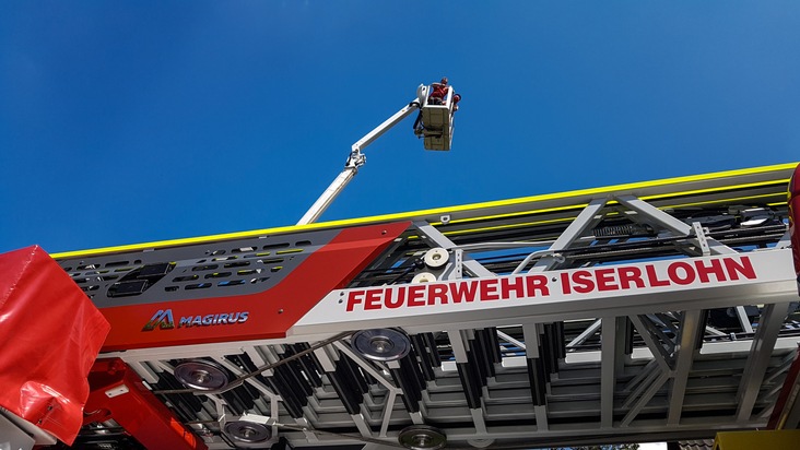 FW-MK: Defekter Hubsteiger bringt Baumpfleger in missliche Lage