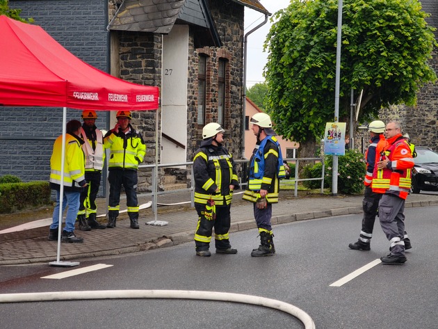 FW VG Westerburg: +++ Presseabschlussmeldung +++ Umfangreicher Feuerwehreinsatz in Langenhahn nach Gasaustritt aus Flüssiggastank