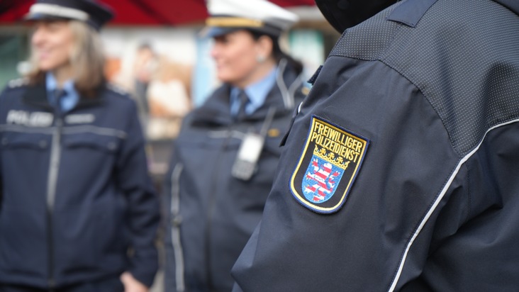 POL-WI: Erster Streifengang zweier neuer Helfer des Freiwilligen Polizeidienstes auf dem Limburger Wochenmarkt