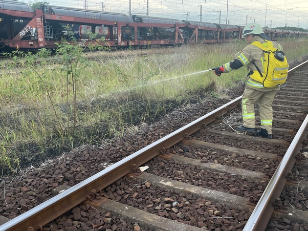 FW Lehrte: Böschungsbrand zwischen den Bahngleisen bei Lehrte