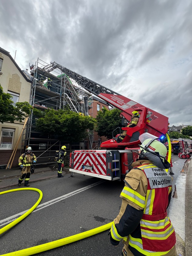 FW-NE: Dachstuhlbrand im Dreikönigenviertel | Schneller Löschangriff verhindert Brandausbreitung