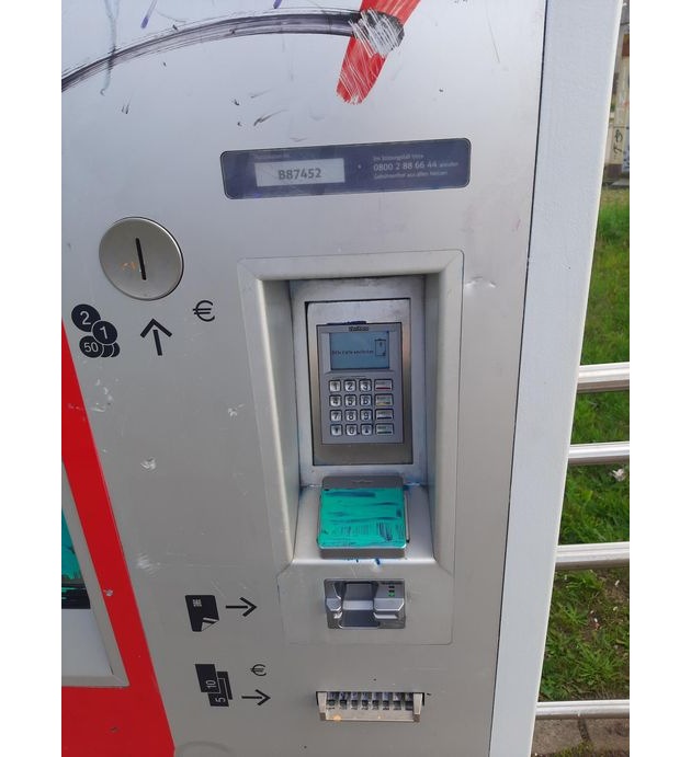 BPOL-HRO: Fahrkartenautomat mit Farbe unbrauchbar gemacht