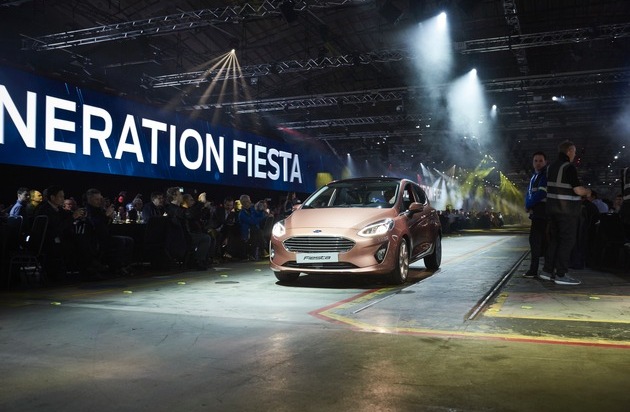 Ford-Werke GmbH: Roboter von Ford legte bei der Enthüllung des neuen Ford Fiesta am Plattenteller auf - gemeinsam mit DJ Yoda