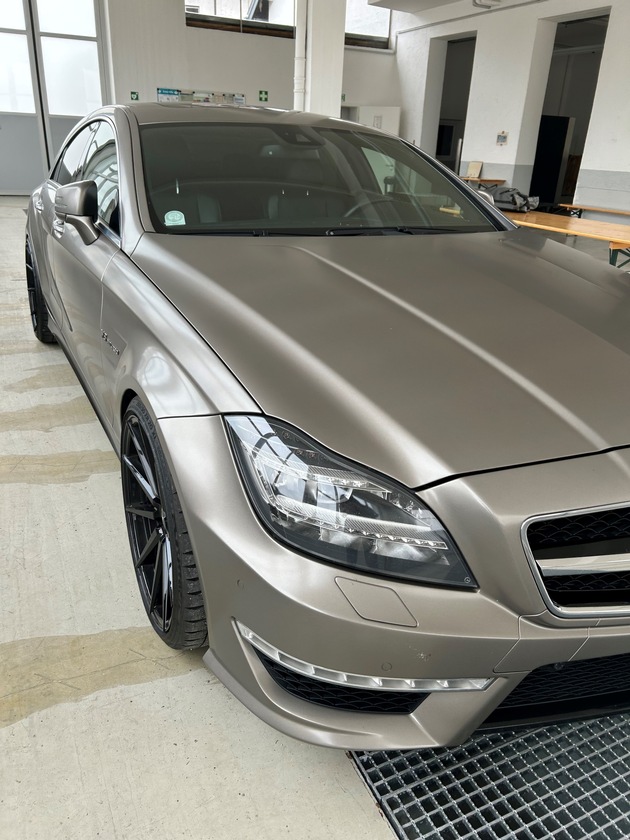 HZA-RO: Zoll stoppt Transporter mit Luxuslimousine auf Anhänger aus der Schweiz