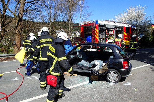 FW-PL: Verkehrsunfall mit eingeklemmter Person