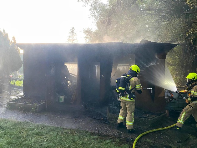 FW Konstanz: Brand einer Gartenhütte