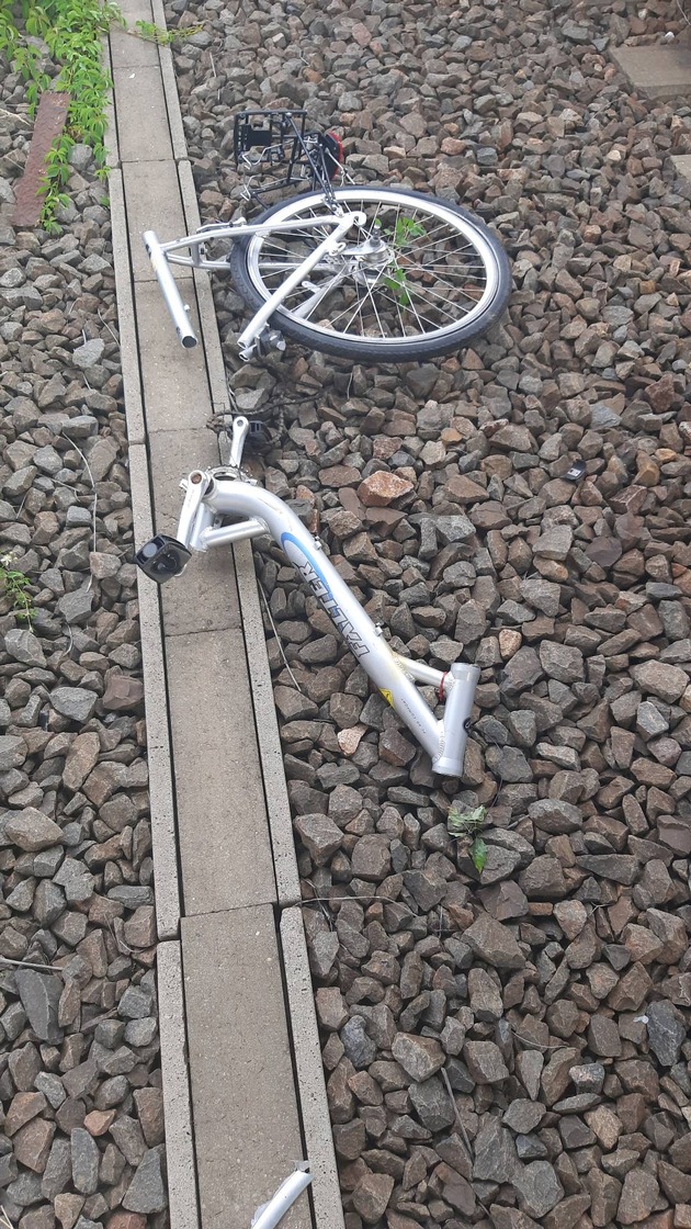 BPOLI MD: Zeugenaufruf der Bundespolizei: Unbekannte werfen zwei Fahrräder von Brücke ins Gleis, welche von Zügen erfasst werden