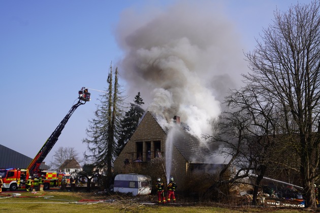 FW Neum&uuml;nster: Feuerwehr im Gro&szlig;einsatz bei Wohnhausbrand - Zweiter Einsatz in Schule