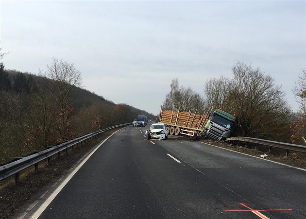 POL-PDMY: **Nachtragsmeldung** Mayen - Verkehrsunfall auf der B 262 zw. A 48 (AS Mayen) und Mayen mit drei Verletzten (1 Person eingeklemmt) und einem Sachschaden von 100.000 EUR