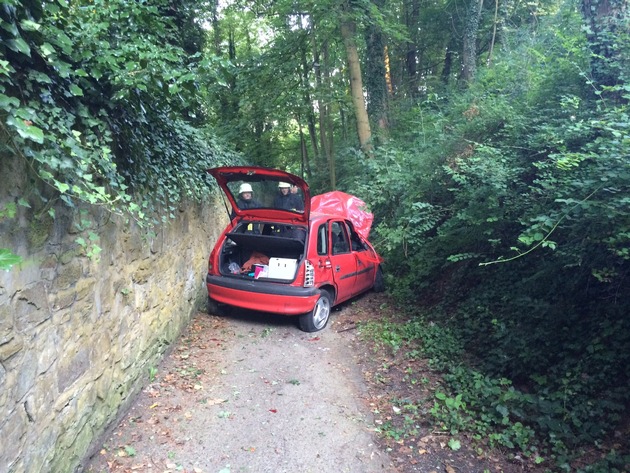 FW-Stolberg: PKW stürzt Böschung hinunter - 4 Personen verletzt