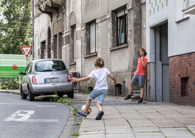 AOK-Studie: In jeder dritten Familie spielt körperliche Aktivität keine Rolle / Gesundheitskasse und Deutscher Städte- und Gemeindebund setzen sich für mehr Bewegungsförderung ein