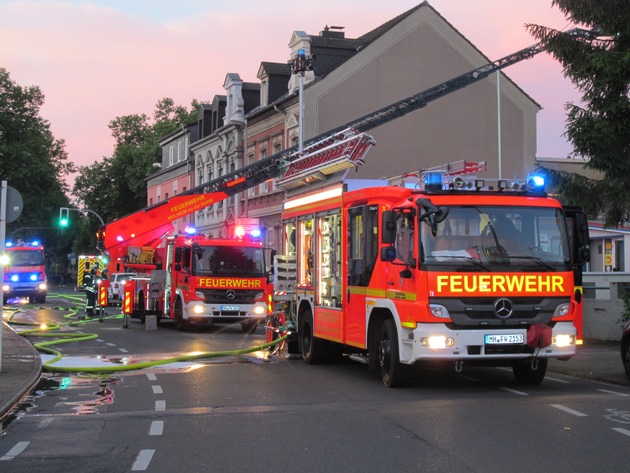 FW-MH: Brand im Hinterhof eines Gewerbebetriebes