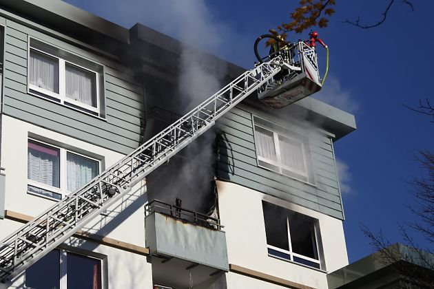 FW-E: Feuer in Wohnhaus mit 36 Mieteinheiten, Wohnung im vierten Obergeschoss ausgebrannt