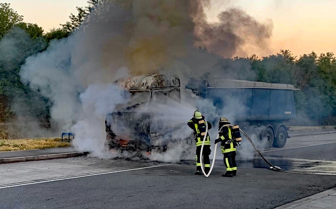 FW-DO: LKW-Zugmaschine komplett ausgebrannt