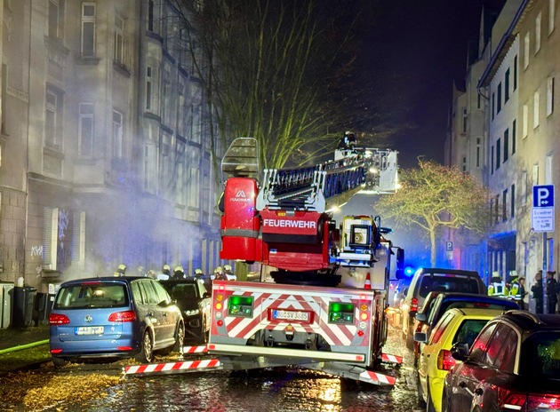 FW-BO: Kellerbrand in Bochum: Feuerwehr rettet fünf Personen - alle unverletzt