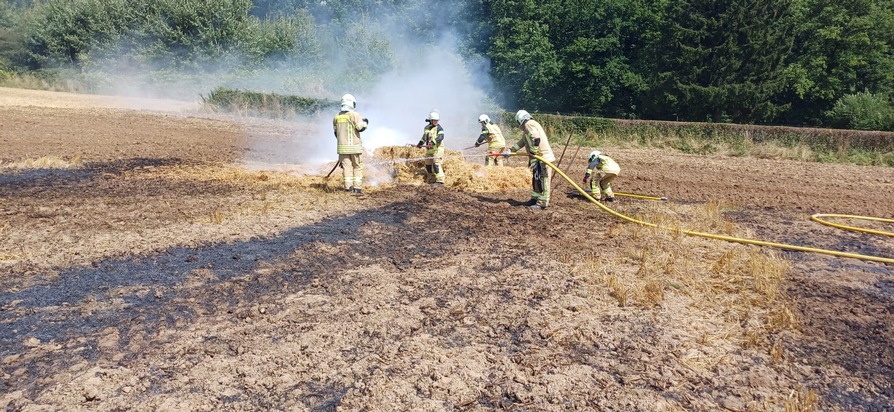 FW Lügde: Landwirtschaftliche Fläche und Gerät in Brand geraten