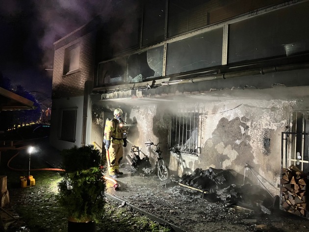 FW-GL: Feuerwehr Bergisch Gladbach verhindert Wohnhausbrand im Stadtteil Herkenrath