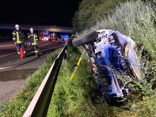 FF Bad Salzuflen: Drei Menschen bei Unfall auf der A2 verletzt / Autobahn ist für rund zwei Stunden in Fahrtrichtung Dortmund gesperrt